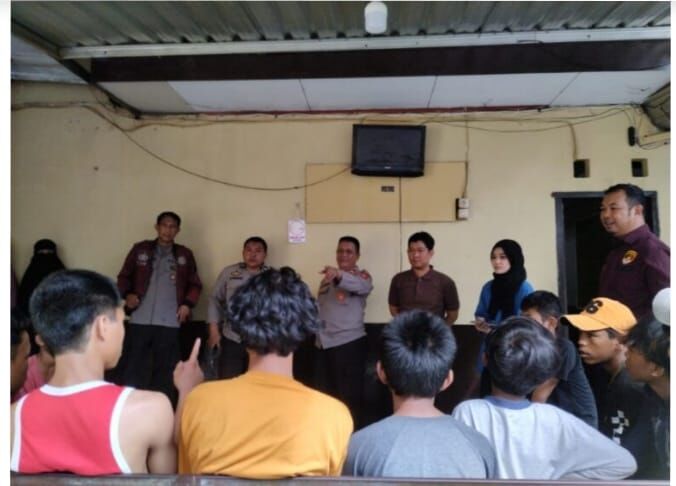 IST
TARUNG BEBAS -- Sejumlah remaja yang diamankan di Polsek Rappocini karena diduga terlibat aksi tarung bebas mendapat pengarahan di Polsek Rappocini. 
