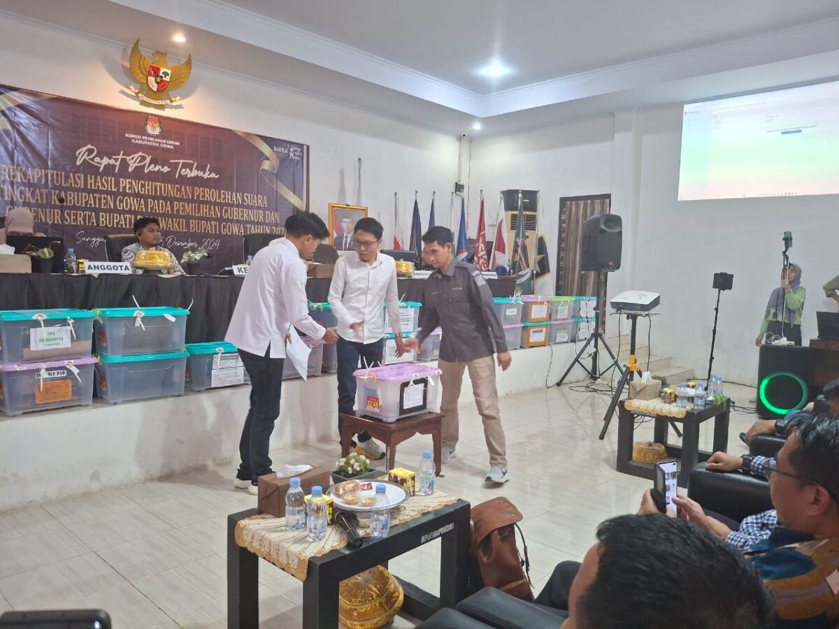 PLENO -- Ketua KPU Gowa Fitra Syahdanul menerima penyerahan ulang salinan D hasil KWK dari Kecamatan Bungaya.