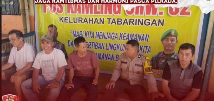 IST
BHABINKAMTIBMAS -- Personel Bhabinkantibmas Polres Pelabuhan bertugas di Kelurahan Tabaringan bercanda dan mengajak warga menjaga gangguan Kamtibmas. 
