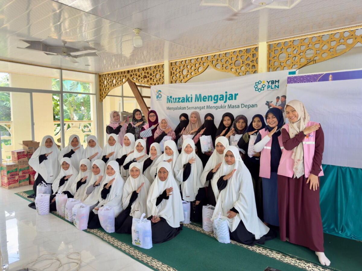 FOTO BERSAMA -- Srikandi PLN UID Sulselrabar foto bersama pengurus serta santriwati Pondok Pesantren Masjid Kekasih Al Aqsa.
