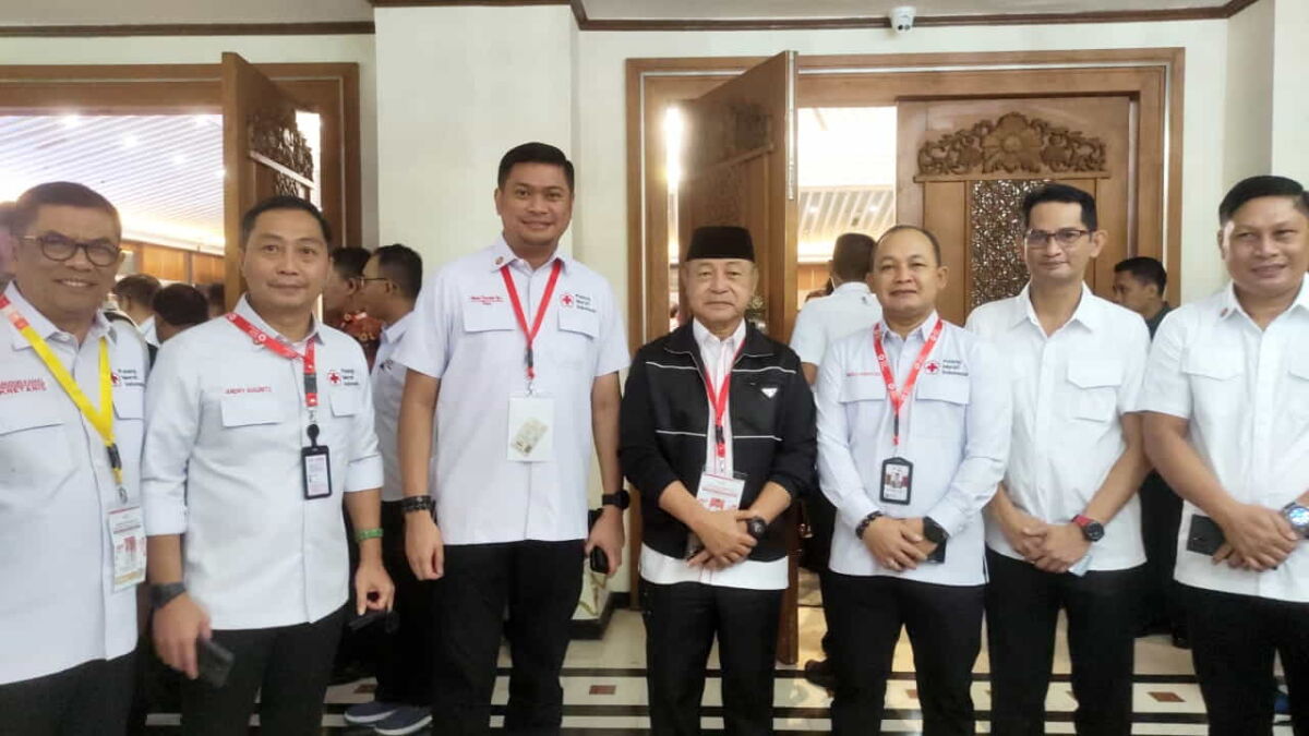 BKM/SAR
MUNAS -- Ketum PMI Sulsel, Adnan Purichta Ichsan bersama Ketua PMI Gowa, Abdul Rauf Malaganni saat break munas dan pengurus PMi Sulsel dan Gowa.