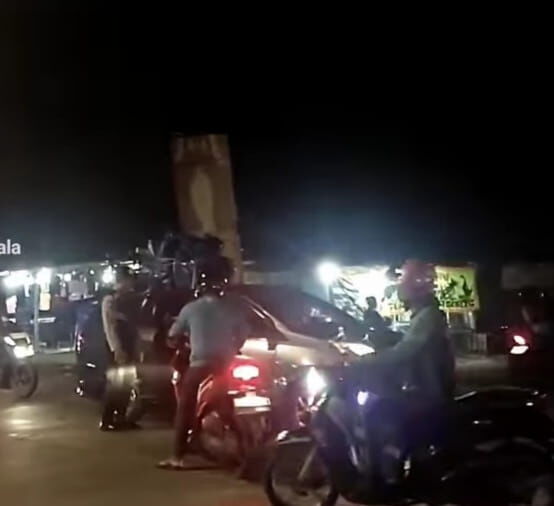 RAZIA -- Personel Polsek Manggala-Polrestabes Makassar yang melaksanakan razia motor knalpot brong dan balapan liar di wilayah hukum Polsek Manggala-Polrestabes Makassar. 
