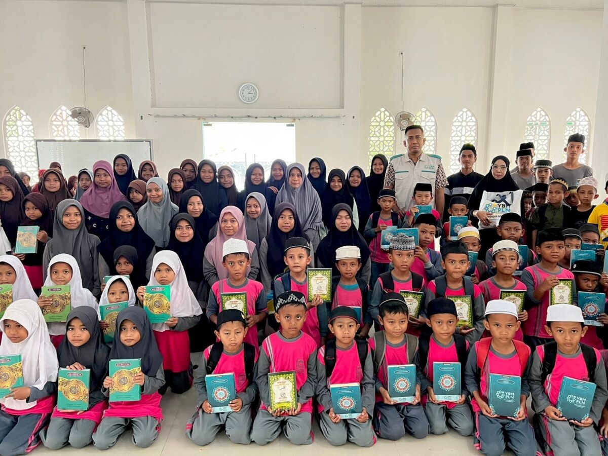 BERBAGI SANTRI TPA -- Ketua YBM PLN UP3 Watampone, Nur Syamridal foto bersama anak-anak TPA Masjid Jami' Nurul Ilmi Kading Kecamatan Awangpone, Kabupaten Bone baru-baru ini.
