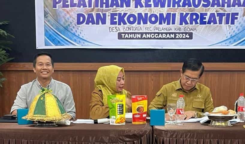 IST
MATERI -- Kadis Koperasi dan UKM Gowa, Mahmuddin (kanan) di sela rehat memberikan materi pada pelatihan kewirausahaan bagi UMKM Bontoala. 
