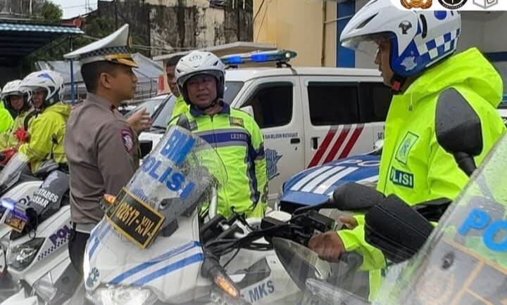 PENGECEKAN -- Personel Satuan Lalulintas sedang melakukan pemeriksaan dan pengecekan untuk dalam rangka pengamanan Nataru.
