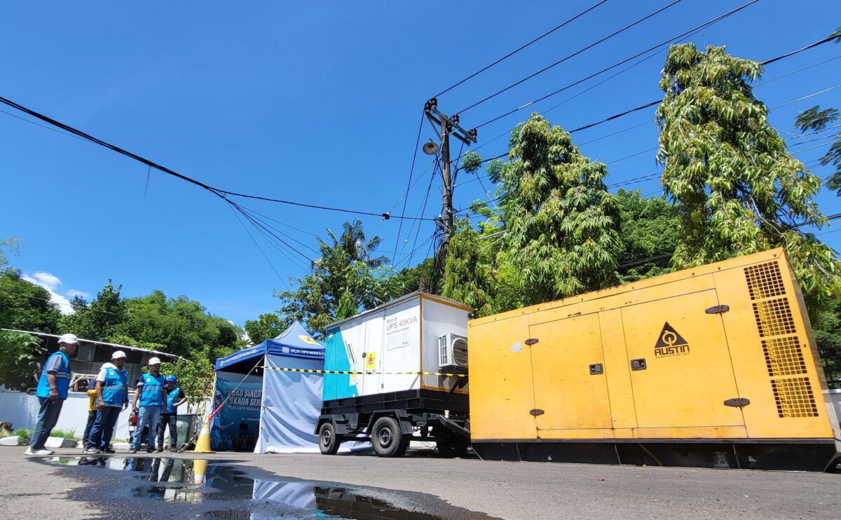 ANTISIPASI -- Tim teknisi PLN UID Sulselrabar bersiaga untuk mengantisipasi cuaca ekstrem dan pengamanan jaringan listrik.
