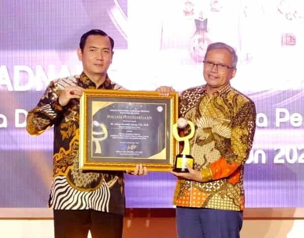IST
AWARD -- Kadis KominfoSP Gowa, Arifuddin Saeni saat menerima dua predikat terbaik dalam KPID Award 2024 yang diserahkan ketua KPI Pusat. 
