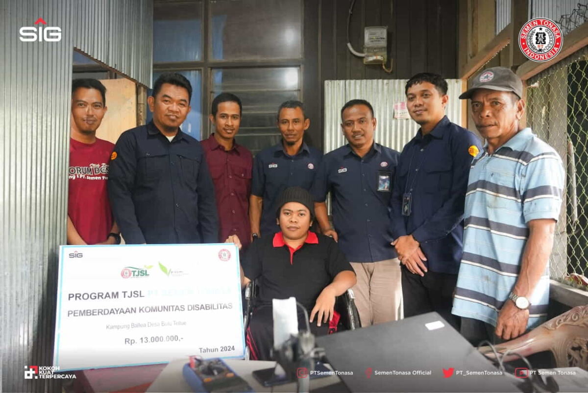 BANTUAN -- Manager TJSL, Abbas (dua dari kiri) beserta staf mewakili manajemen PT Semen Tonasa disaksikan Ketua FAM Desa Bulu Tellue, Muhammad Ilyas serta LCO Desa Bulu Tellue, Misbah menyerahkan bantuan kepada salah seorang kelompok disabilitas.