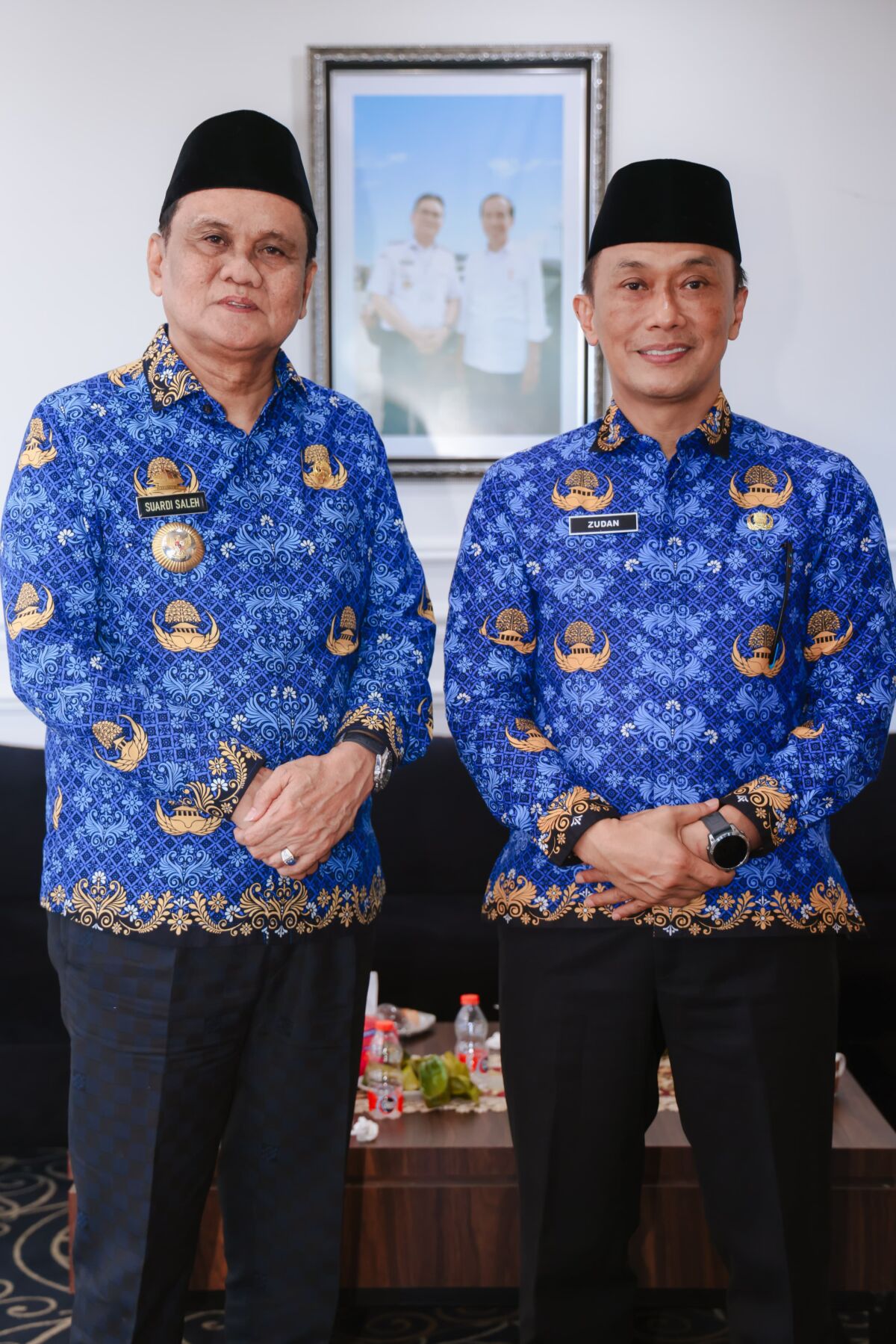 PANTAU GRATIS -- Pj Gubernur Sulsel Prof Dr Zudan Arif Fakrulloh didampingi Bupati Barru Suardi Saleh saat memantau uji coba pelaksanaan makan gratis bergizi bagi peserta didik di UPTD SDN 1 Barru Kecamatan Barru Kabupaten Barru, Senin (16/12).