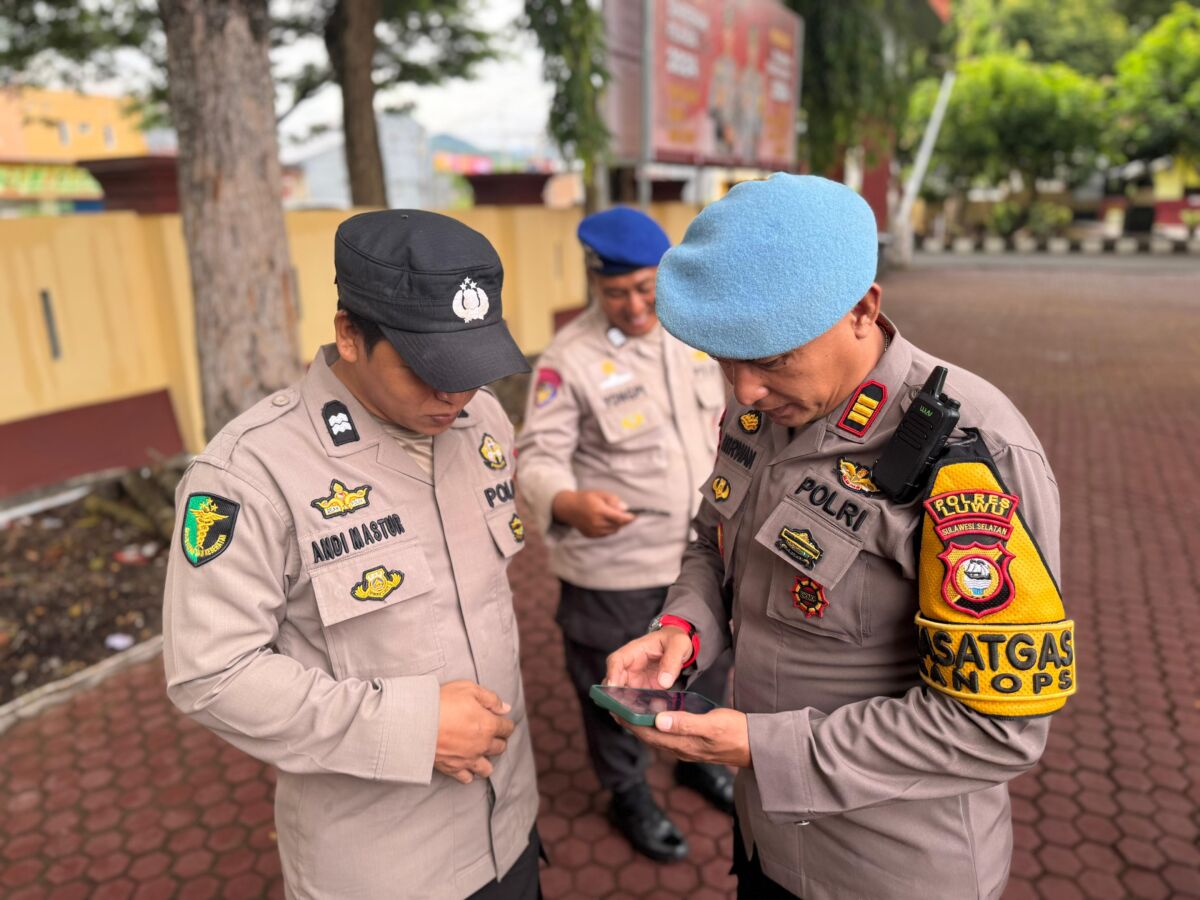 PENEGAKAN -- Seksi Propam Polres Luwu melaksanakan kegiatan penegakan ketertiban dan disiplin (Gaktiblin) di halaman Mapolres Luwu, Jumat (13/12). 
