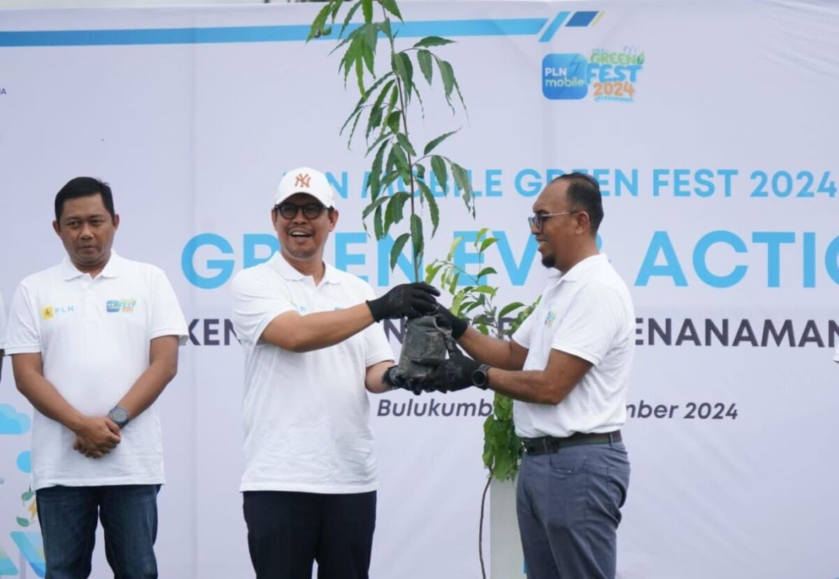 BIBIT POHON -- General Manager PT PLN (Persero) Unit Induk Distribusi Sulawesi Selatan, Sulawesi Tenggara, dan Sulawesi Barat (UID Sulselrabar), Budiono, menyerahkan secara simbolis satu bibit pohon kepada Wakil Bupati Bulukumba, Andi Edy Manaf, dalam acara penanaman pohon di Kabupaten Bulukumba yang juga merupakan rangkaian dari kegiatan PLN Mobile Green Festival 2024 (7/12).
