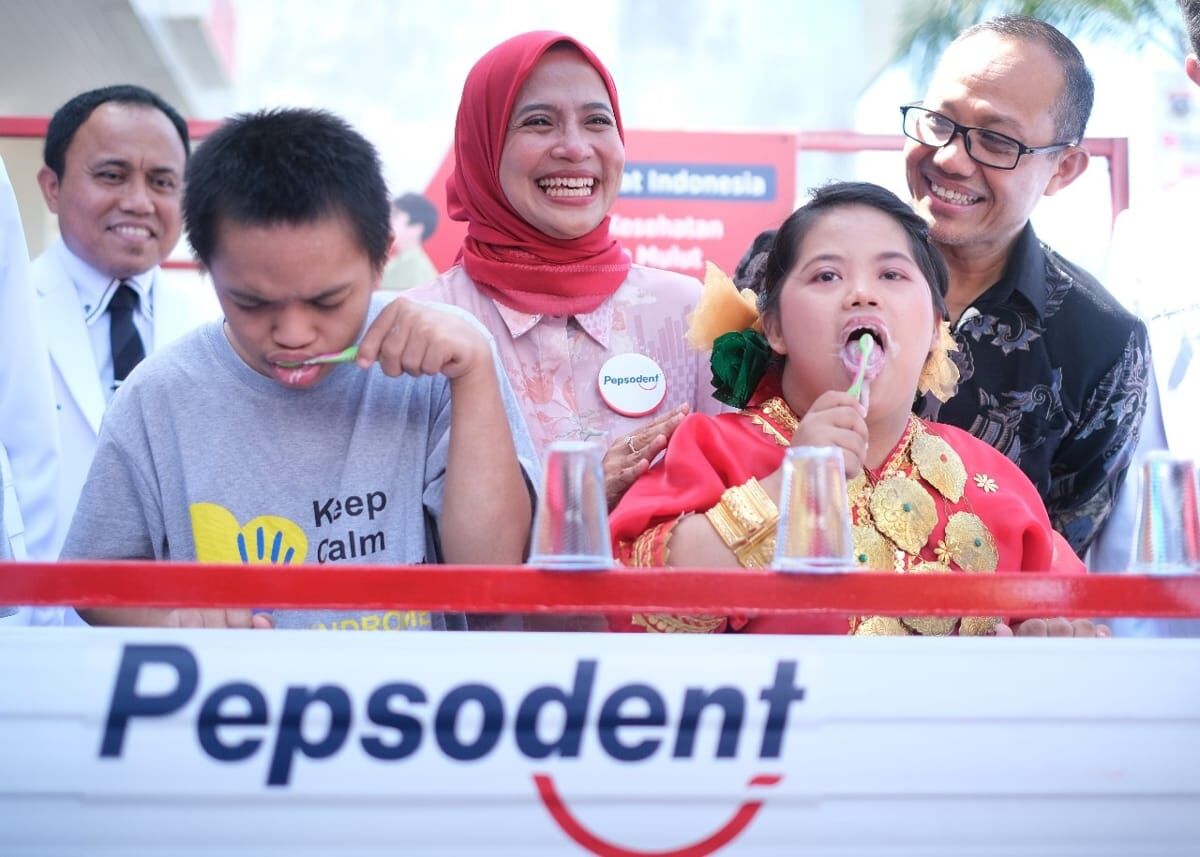 BKGN 2024 -- Kiri ke kanan: Direktur RSGMP Unhas, Andi Tajrin, Head of Professional Marketing Personal Care Unilever Indonesia, Ratu Mirah Afifah, dan Dekan FKG Unhas, Irfan Sugianto, menyaksikan kegiatan BKGN 2024 di RSGMP Unhas, Senin (2/12).
