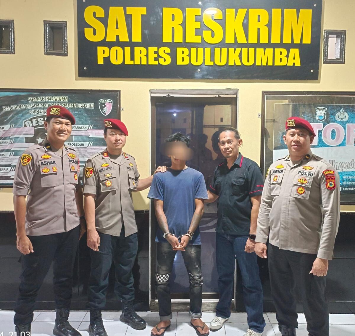 DITANGANI PPA -- Pelaku penusukan (tengah) hingga membuat satu dari dua korban meninggal dunia baru-baru ini. Kasusnya kini ditangani Unit PPA Polres Bulukumba karena pelakunya masih anak dibawa umur.