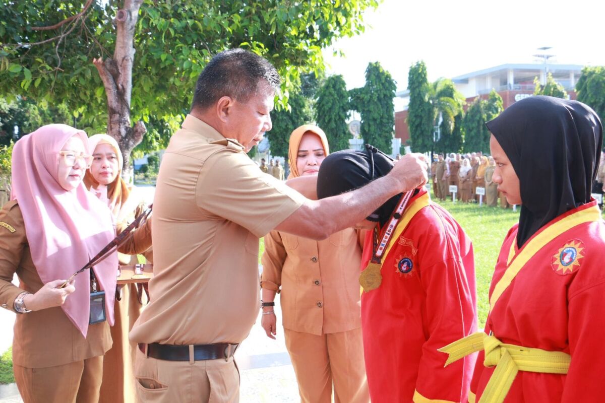 MEDALI -- Atlet Pencak Silat Bulukumba foto bersama Bupati Bulukumba Andi Muchtar Ali Yusuf usai menerima penghargaan dari ajang Kejuaraan Pencak Silat Makassar Championship III 2024 Piala Kemenpora di Makassar pada 27-29 Desember 2024
