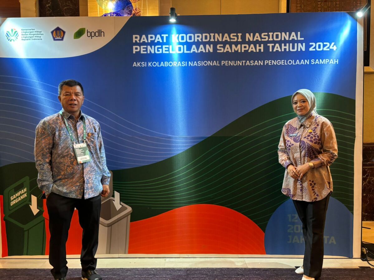 RAKORNAS -- Bupati Bulukumba Andi Muchtar Ali Yusuf bersama Kadis Lingkungan Hidup dan Kehutanan Bulukumba Andi Uke Indah Permatasari saat menghadiri Rakornas Pengelolaan Sampah tahun 2024, Kamis (12/12).