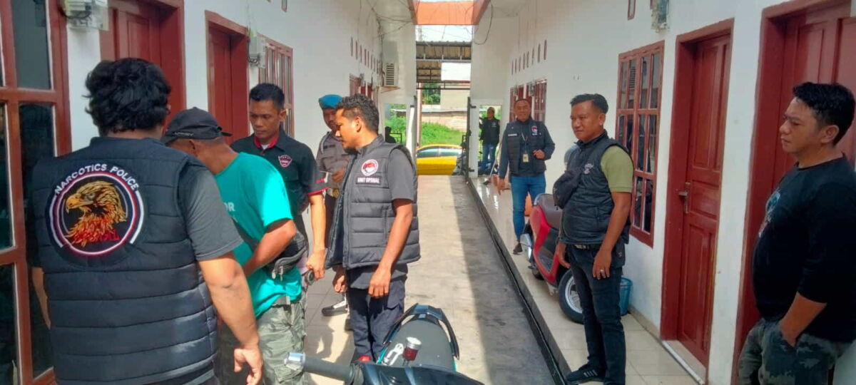 RAZIA -- Kasat Reskrim Narkoba Polres Bulukumba AKP Syamsuddin memimpin razia di sejumlah kos-kosan, Minggu (29/12). Personel kepolisian menggeledah kamar dan melakukan tes urine terhadap penghuni kos.
