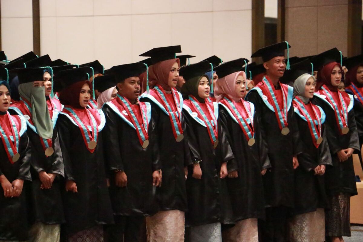 WISUDA -- STIKES Panrita Husada Bulukumba menggelar wisuda yang ke 13 tahun akademik 2023/2024 di Pinisi Ballroom Hotel Claro Makassar, Kamis (12/12). 
