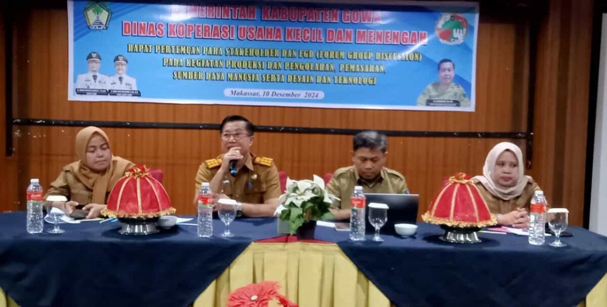 IST
FGD -- Kadis Koperasi dan UKM Gowa, Mahmuddin, saat membuka FGD yang dihadiri sejumlah pelaku usaha. 

