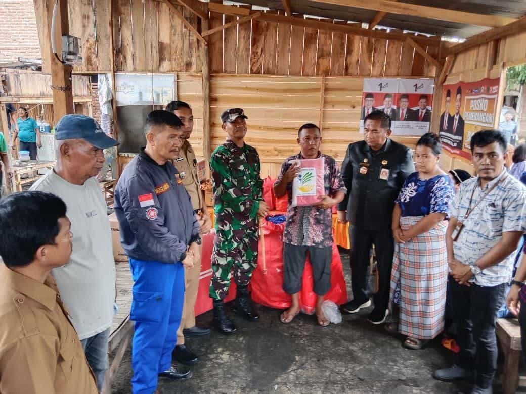 BANTUAN -- Dandim 1426 Takalar bersama Kadis Sosial memberikan bantuan korban kebakaran, Selasa (10/12).
