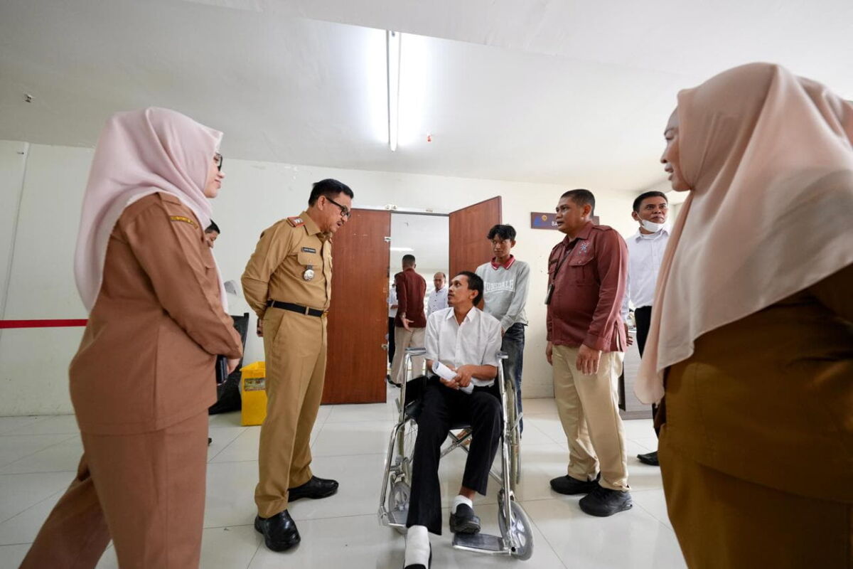 ist
TINJAU--Sekprov Sulsel, Jufri Rahman meninjau langsung pelaksanaan ujian seleksi kompetensi bagi peserta calon PPPK, di Gedung Phinisi, Kampus UNM, Senin (9/12).

