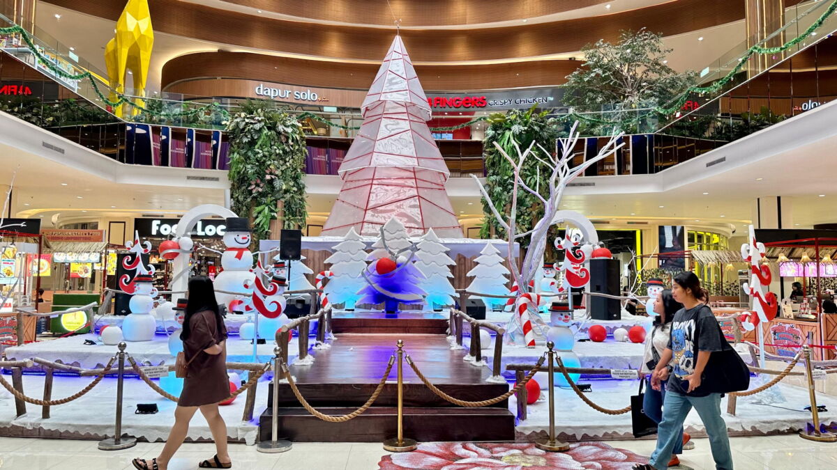 LATE NIGHT -- Late Night Shopping TSM Makassar yang menawarkan banyak diskon hingga 80 persen.

