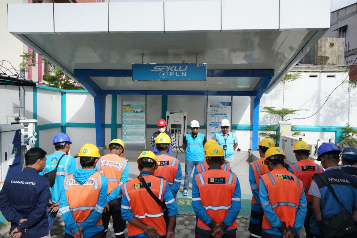 LAYANAN -- General Manager PLN UID Sulselrabar tengah memimpin apel pagi PLN Unit Layanan guna memastikan kesiapan petugas dalam menghadirkan layanan listrik andal selama momen Nataru.