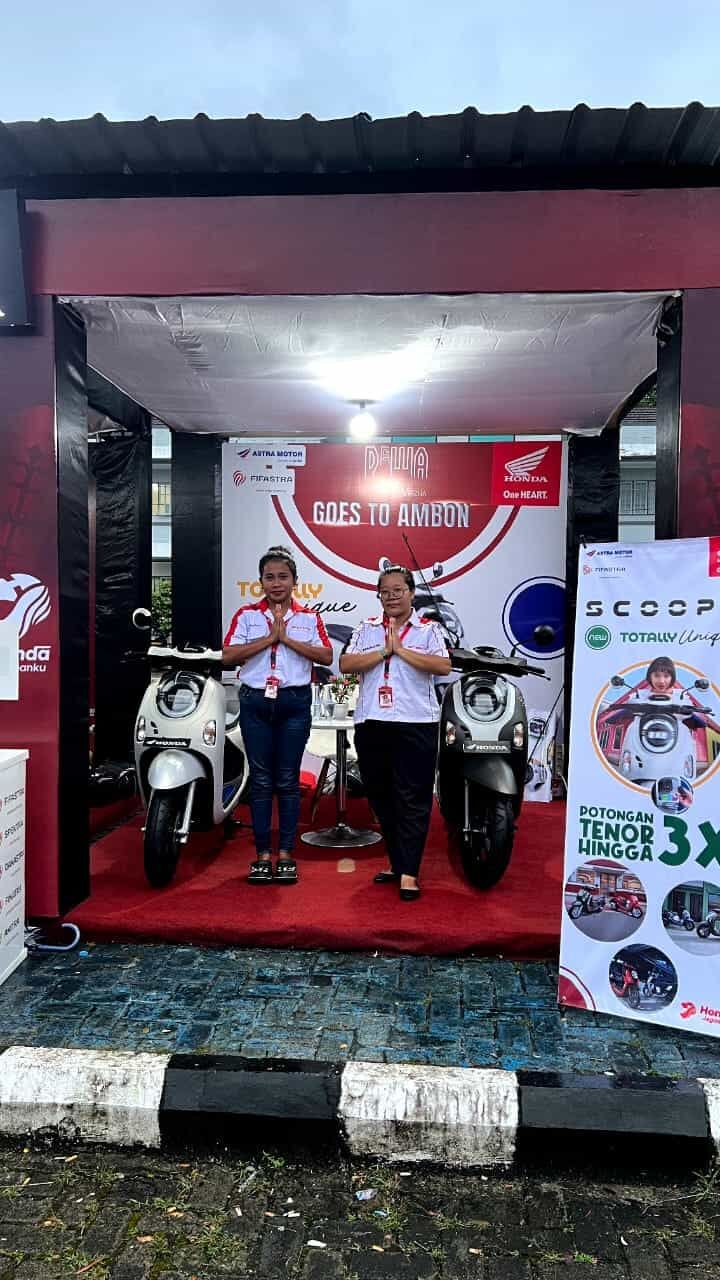 LAYANI KONSUMEN -- Tim Marketing Astra Motor Sulawesi Selatan dengan wajah penuh bahagia, siap menjamu para pelanggan setianya.
