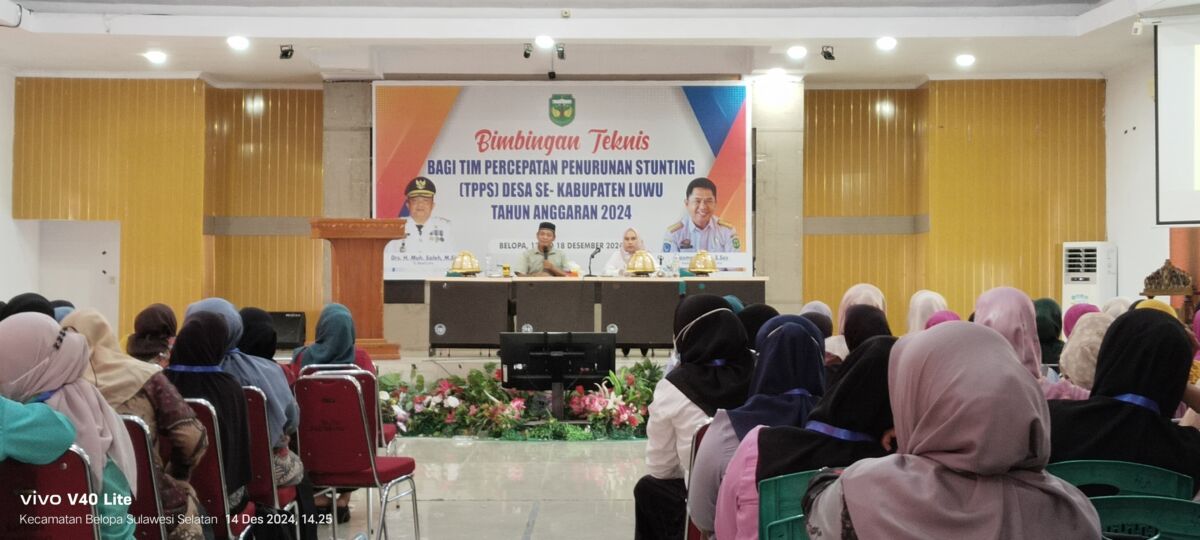 STUNTING -- Pelaksanaan Bimbingan Tehnik (Bimtek) stunting yang diikuti ratusan Kades dan stafnya di Aula Bapeda Kabupaten Luwu menuai kritik dari masyarakat, Sabtu (14/12). 
