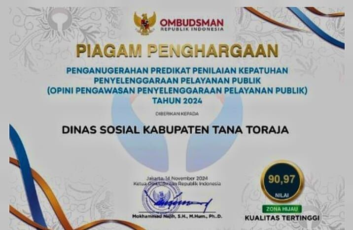 TERIMA PENGHARGAAN -- Dinsos dan Dukcapil Tana Toraja saat menerima penghargaan dari Ombudsman RI baru-baru ini. 
