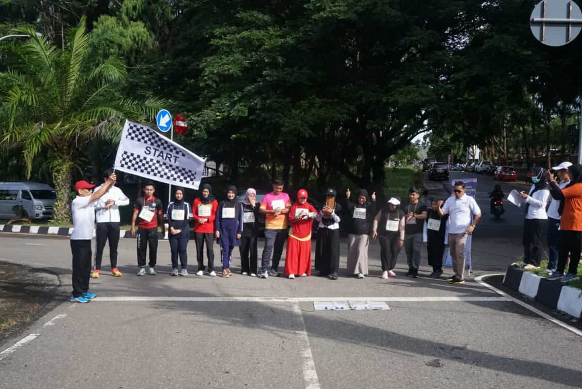 TES -- Dinas Kesehatan Lutim melaksanakan pengukuran kebugaran bagi ASN dan pelaksanaan Germas Pengendalian Penyakit Prioritas lingkup Pemkab Luwu Timur di Halaman Kantin PKK, Rabu (4/12). 