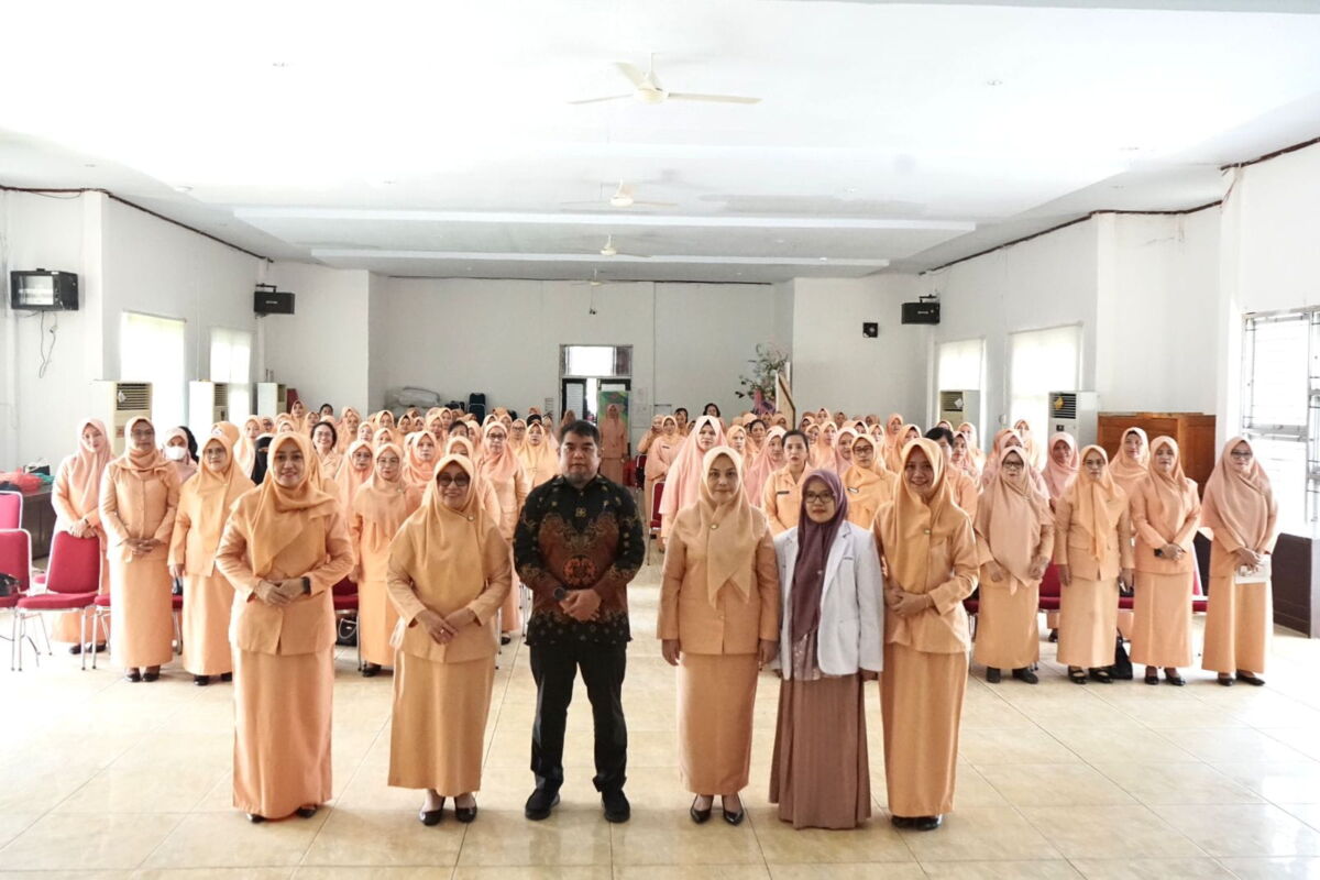 HUT -- Staf Ahli Hukum dan Pemerintahan Setdakab Lutim, Andi Juana Fachruddin menghadiri puncak peringatan HUT DWP ke-25 Tahun 2024 dirangkai seminar kesehatan oleh dr Amelia sebagai narasumber di Aula Dinas Pendidikan Lutim, Kamis (12/12.
