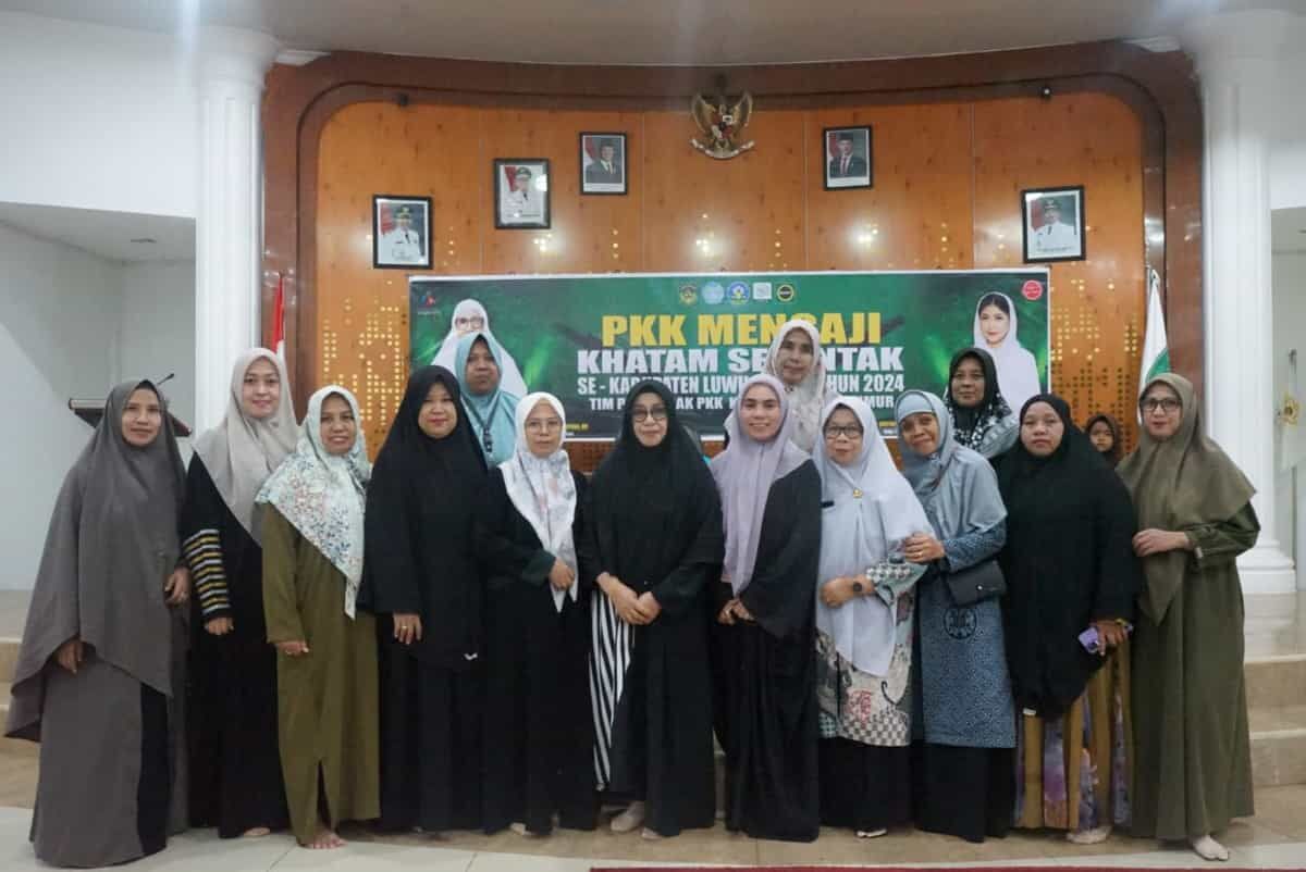 KHATAM Qur'an -- TP PKK Lutim menggelar khatam Qur'an serentak Tingkat Kabupaten di di Aula Rujab Bupati secara daring dan luring, Jumat (29/11).
