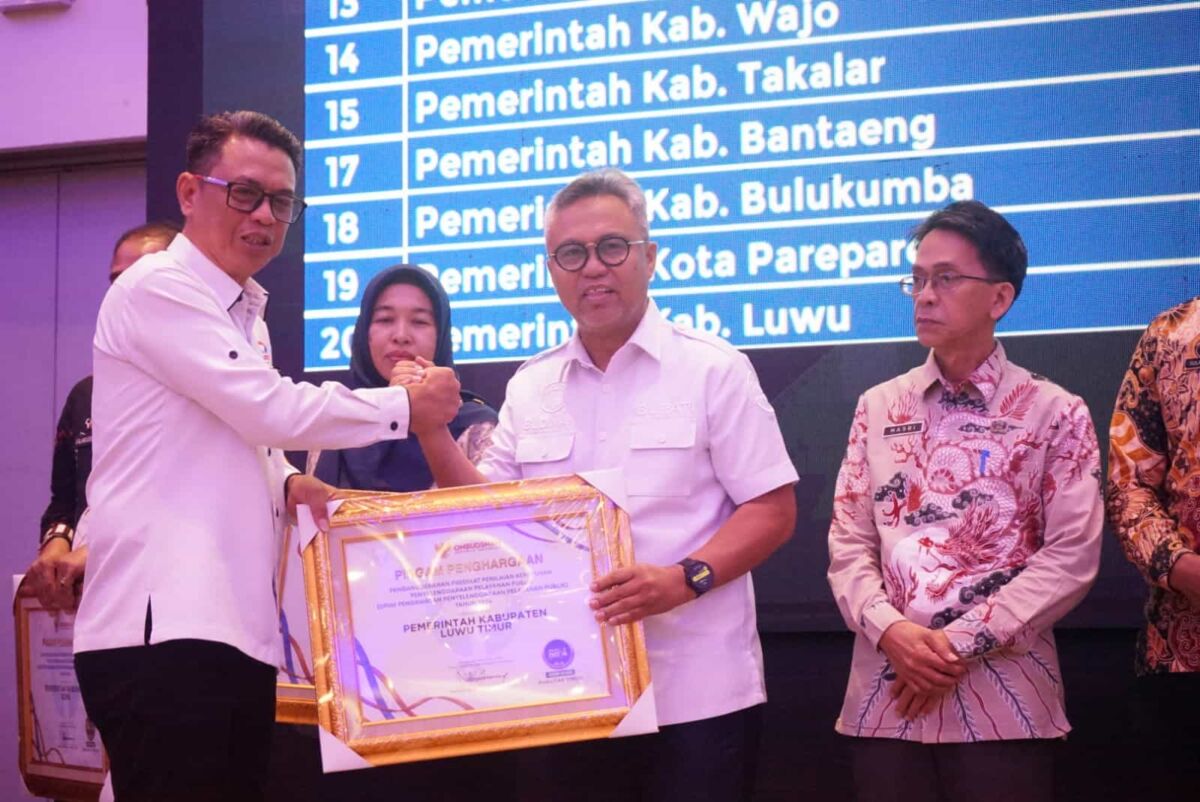 PENGHARGAAN -- Ombudsman RI perwakilan Sulsel menyerahkan penghargaan predikat penilaian kepatuhan penyelenggaraan pelayanan publik tahun 2024 kategori zona hijau kepada Pemkab Lutim diterima Bupati H Budiman di Hotel Four Point by Sheraton, Makassar, Kamis (12/12).
