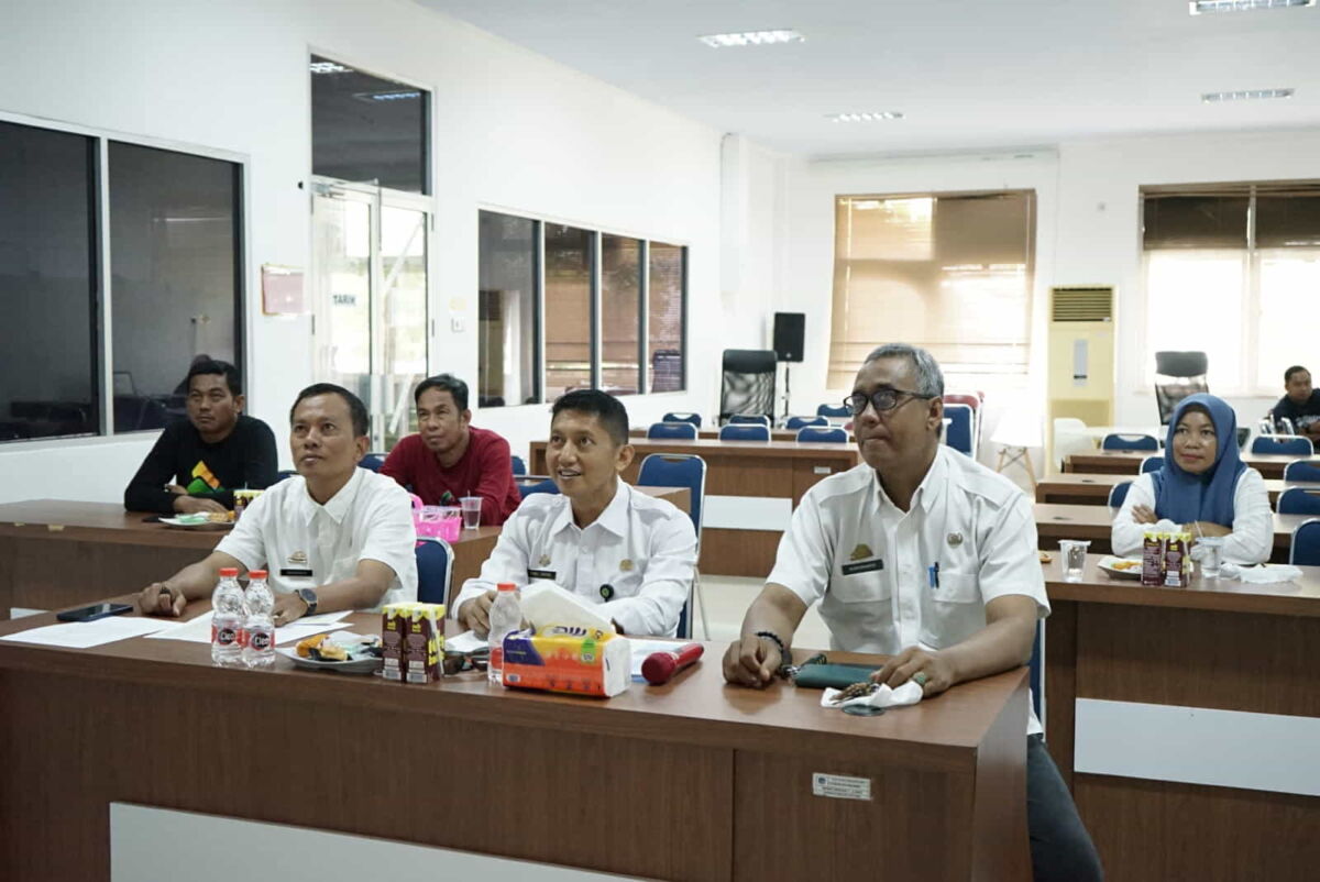 KICK OFF -- Distransnaker Kabupaten Luwu Timur mengikuti Kick off Pembahasan Potensi 153 Kawasan Transmigrasi Secara Virtual di Aula Dinas Kominfo-SP, Rabu (11/12).