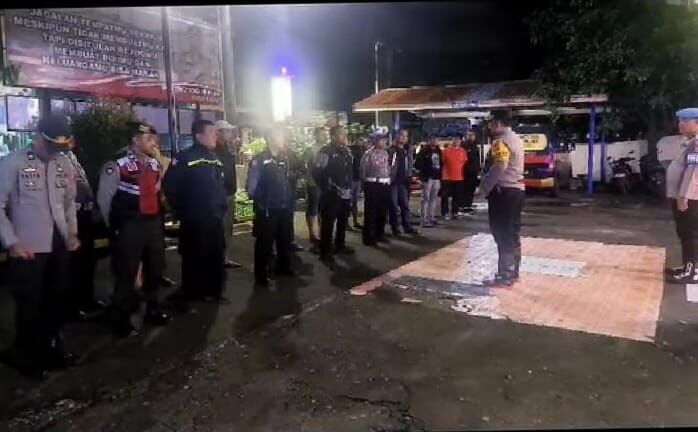 OPERASI -- Kapolsek Manggala, Kompol Samuel To'Longan ketika memimpin apel persiapan kegiatan operasi cipta kondisi di wilayah hukum Polsek Manggala-Polrestabes Makassar. 
