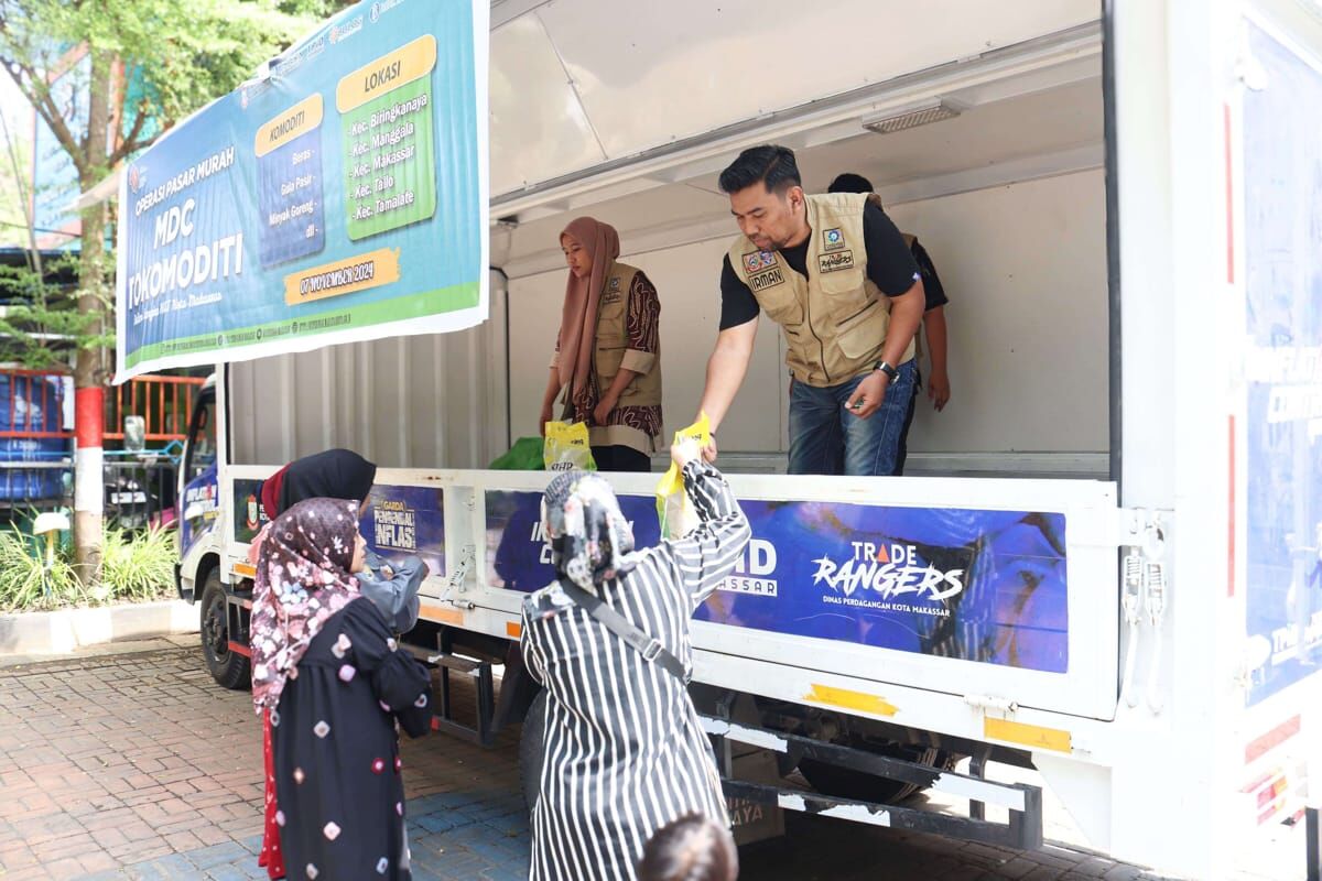 int
PASAR--Disdag Kota Makassar saat menggelar Operasi Pasar Murah.Rencananya jelang Nataru, Disdag kembali menggelar pasar murah untuk menyikapi jika terjadi lonjakan harga kebutuhan pokok.