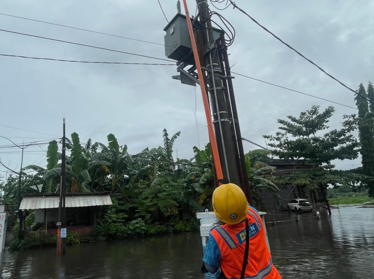 PASOKAN -- Petugas PLN melakukan pengamanan pasokan listrik  untuk menjaga keamanan masyarakat di Blok 10, Antang, Kota Makassar.
