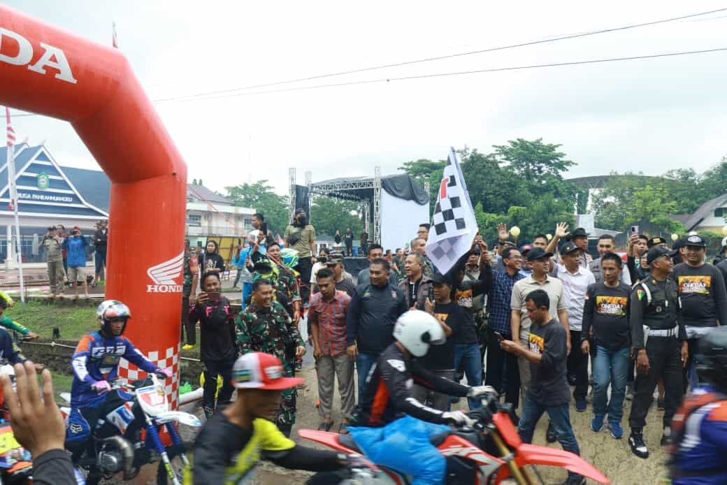 PELEPASAN -- Pelepasan peserta One Day Trail Adventure oleh Kepala Bapelitbangda Provinsi Sulsel, Setiawan Aswad, didampingi Dandim 1426 Takalar, Letkol Inf Faizal Amin.
