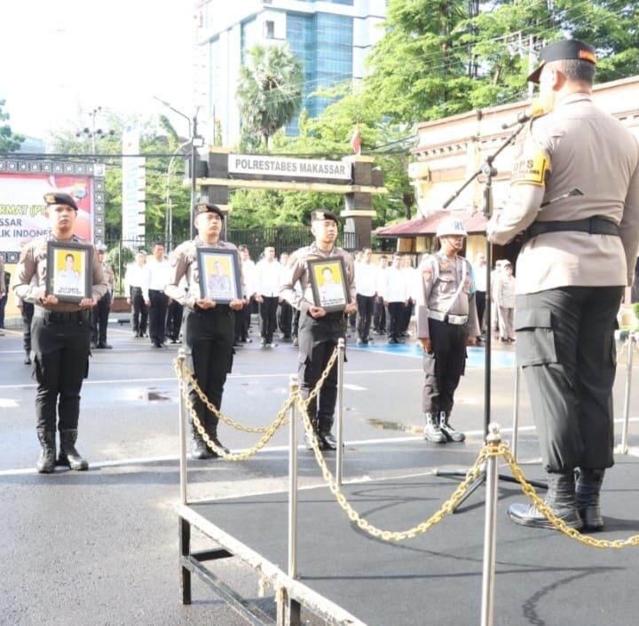 PEMBERHENTIAN -- Kapolrestabes Makassar, Kombes Pol Mokhamad Ngajib memimpin upacara Pemberhentian Tidak Terhormat tiga orang angggota Polrestabes Makassar di halaman upacara Polrestabes Makassar.  
