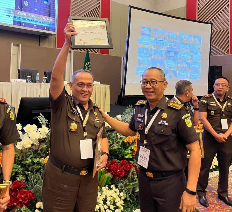IST
PENGHARGAAN -- Kajari Gowa, Muh Ihsan saat menerima dua penghargaan yang diraih Bidang Tindak Pidum Kejari Gowa, yakni peringkat I untuk RJ dan peringkat III untuk capaian kinerja. 

