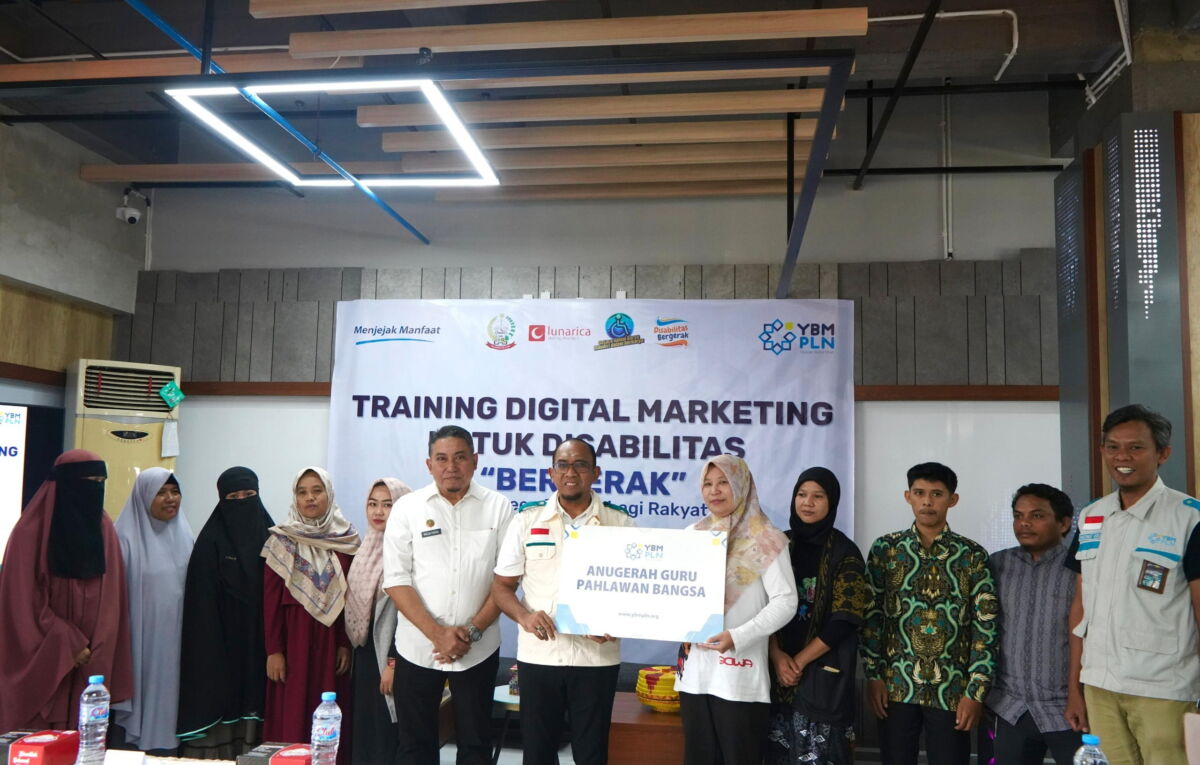 PENGHARGAAN -- General Manager PLN UID Sulselrabar, Budiono (tujuh dari kiri), bersama Kepala Dinas Sosial Provinsi Sulawesi Selatan, Abd Malik Faisal (enam dari kiri), Ketua YBM PLN UID Sulselrabar, Rachmat Nur (kanan), memberikan simbolis bantuan kepada para guru, pada pembukaan Training Digital Marketing.
