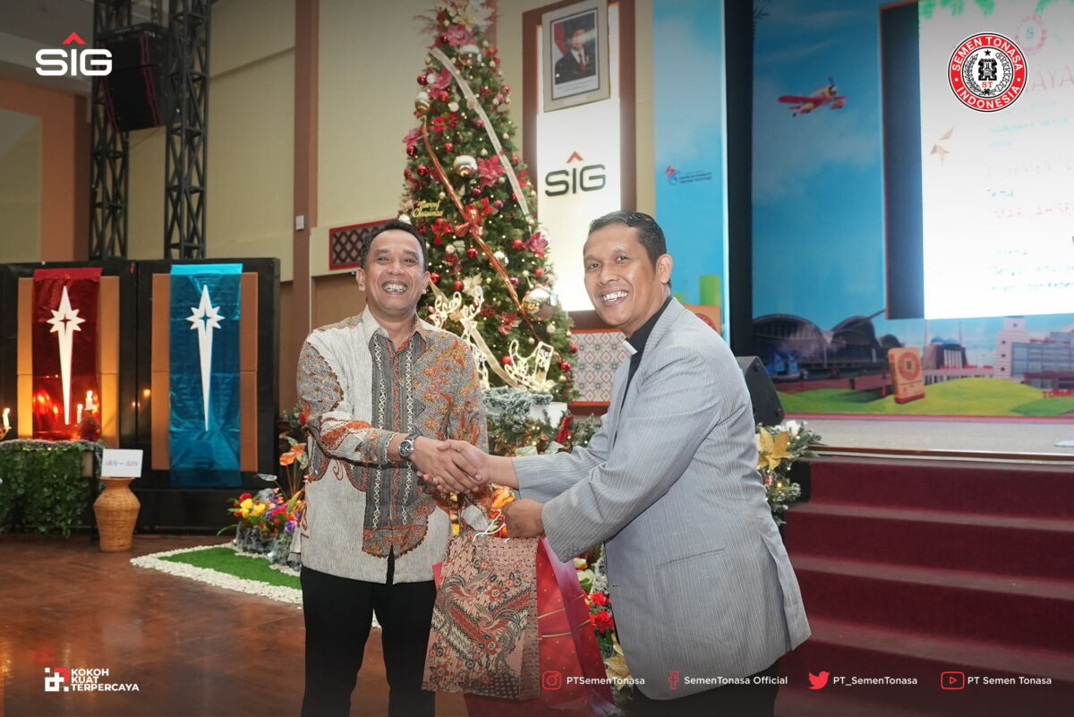 PENGHARGAAN -- Direktur Utama PT Semen Tonasa, Asruddin, saat menyerahkan penghargaan kepada Pemerintah Kabupaten Pangkep.
