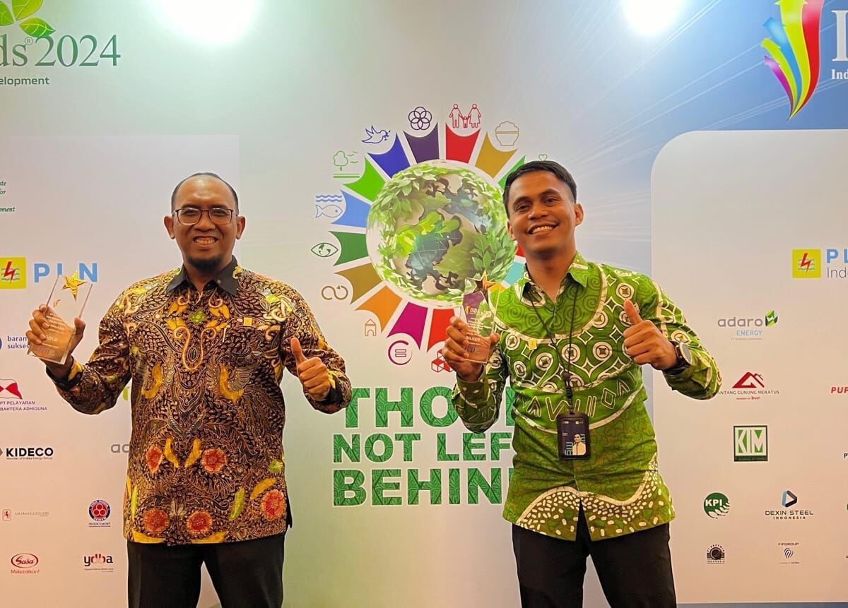 PENGHARGAAN -- GM PLN UID Sulselrabar, Budiono (kiri) dan Asman TJSL PLN UID Sulselrabar, saat menerima penghargaan ISDA 2024 di Jakarta.
