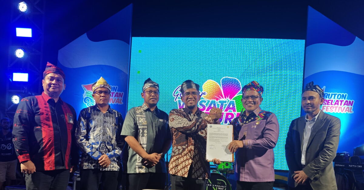 PENYALAAN -- General Manager PLN UID Sulselrabar, Budiono (tiga dari kanan) bersama Pj Bupati Buton Selatan, Ridwan Badallah (dua dari kanan) meresmikan secara simbolis penyalaan listrik di Kepulauan Batu Atas pada Gebyar Waburi, Rabu (11/12).

