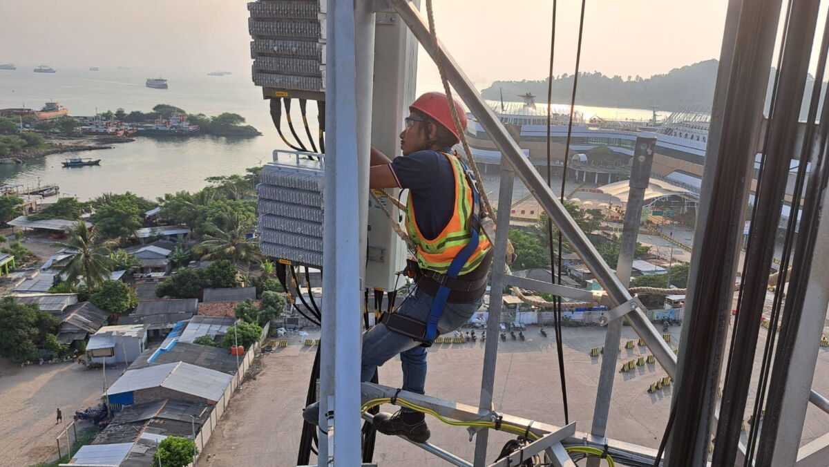 PERBAIKAN -- Tim teknisi XL Axiata sedang melakukan perbaikan dalam menghadapi kemungkinan lonjakan trafik di semua layanan menjelang libur panjang Nataru 2025.