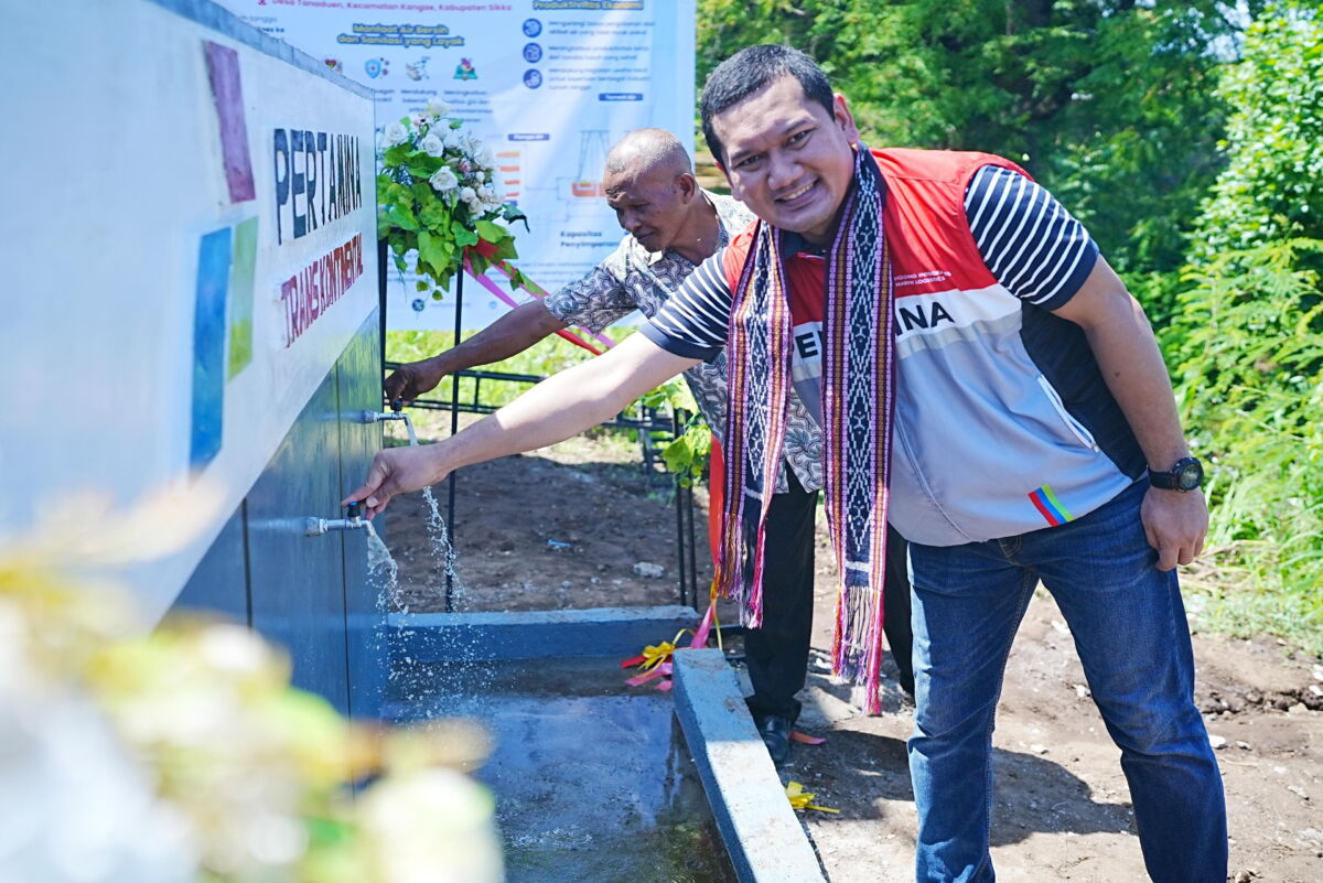 PERESMIAN -- Manager Communication & Compliance PTK, Syafaat Yudha Perwira, saat melakukan peresmian sarana air bersih bagi masyarakat Maumere.
