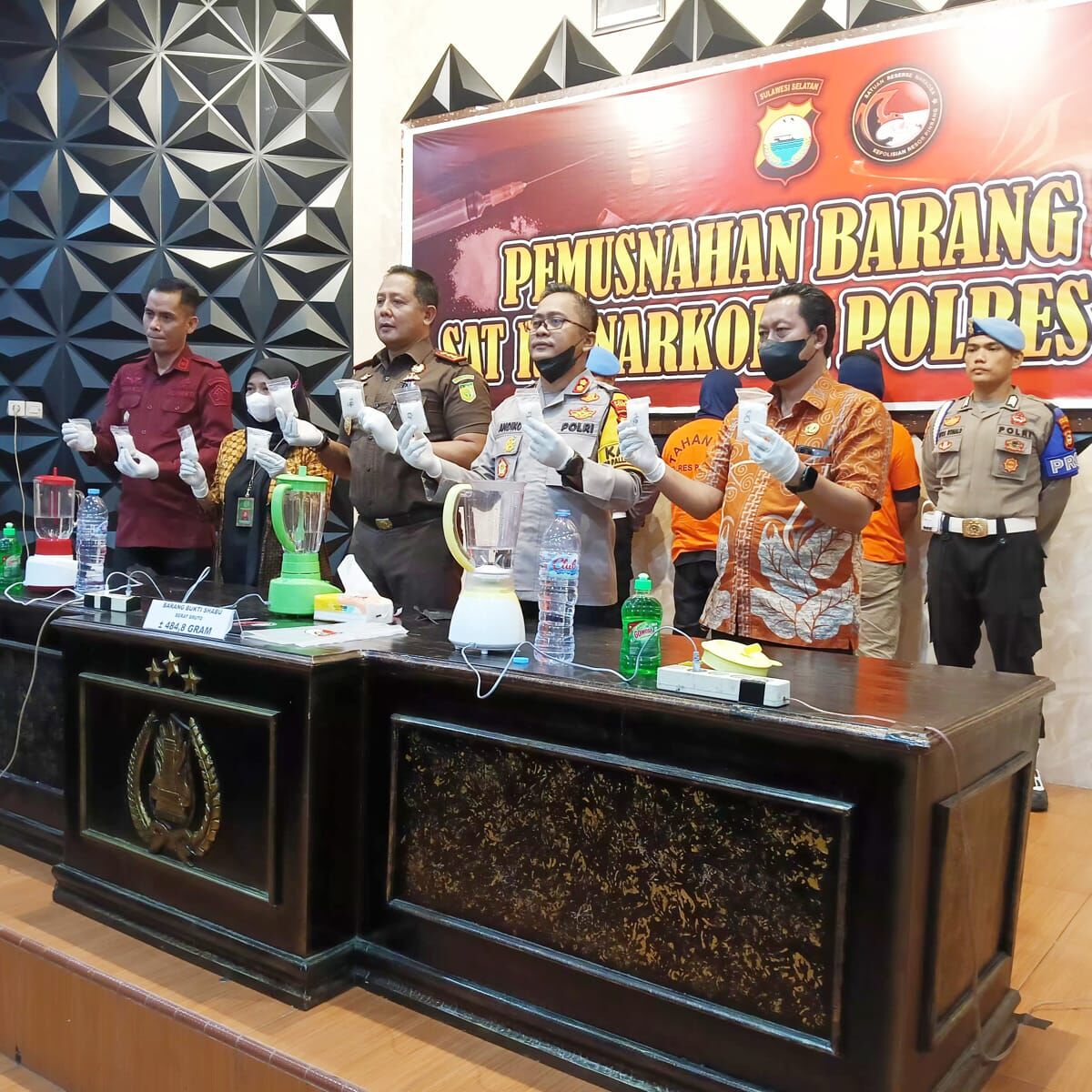 MUSNAHKAN BARBUK -- Kapolres Pinrang dan tim Sat Resnarkoba Polres Pinrang saat melakukan pemusnahan barang bukti narkotika di Aula Wijaksana Laghawa Polres Pinrang, Kamis (5/12). 
