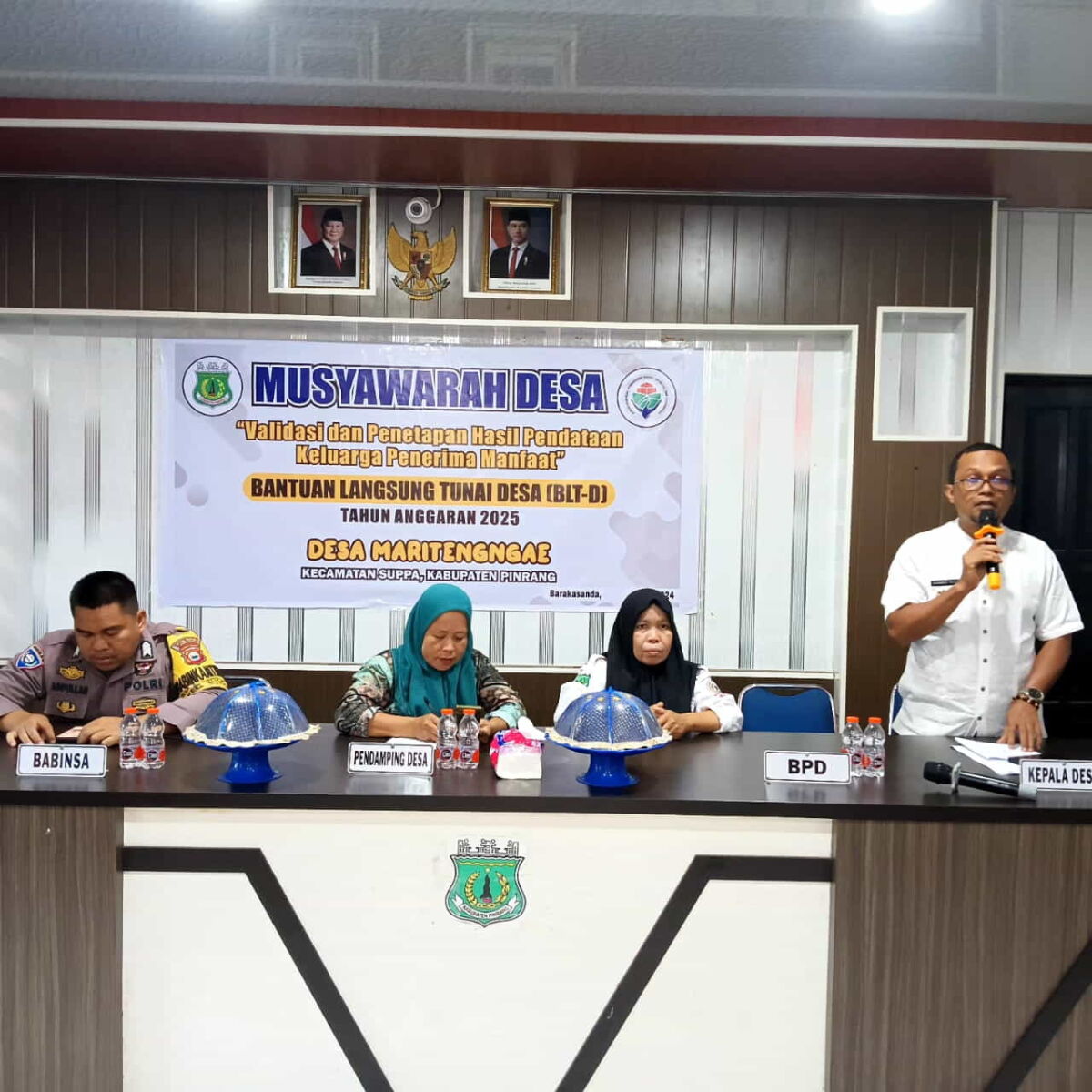 MUSYAWARAH -- Aparat Desa Maritenggae Kecamatan Suppa menggelar Musyawarah Desa dalam rangka validasi dan penetapan hasil pendataan keluarga penerima manfaat BLT-D tahun anggaran 2025 di Aula Kantor Desa Maritenggae, Rabu (18/12).