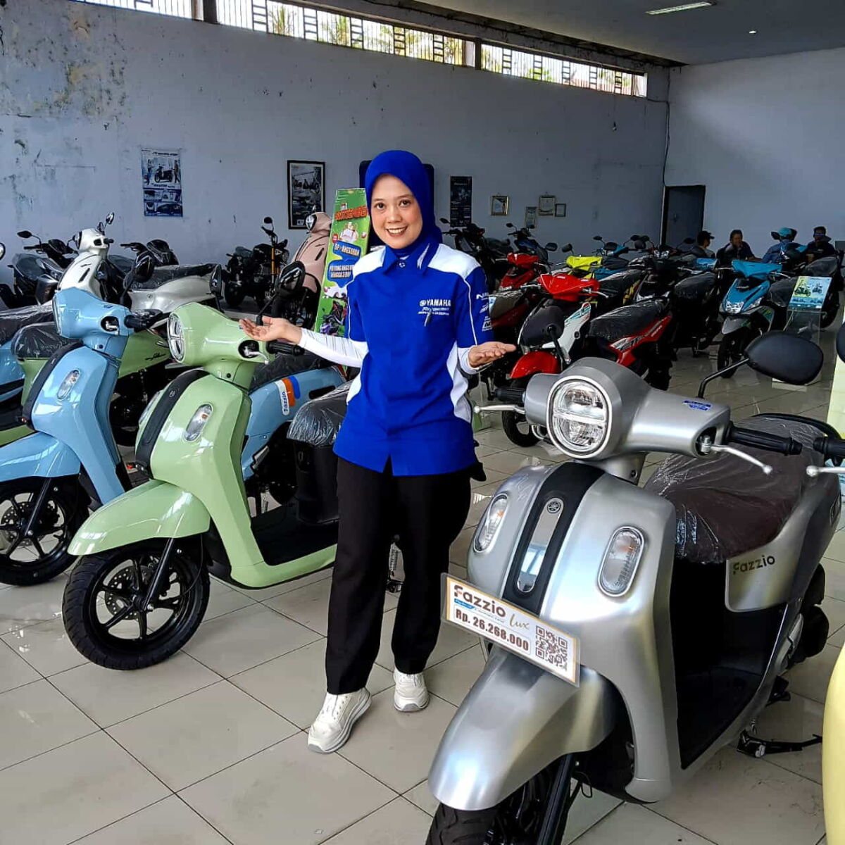 PROMO -- PT Suracojaya Yamaha Cabang Pinrang menghadirkan promo menarik untuk para pencinta sepeda motor Yamaha. Tampak Sales Counter PT Suracojaya Sarifah. 
