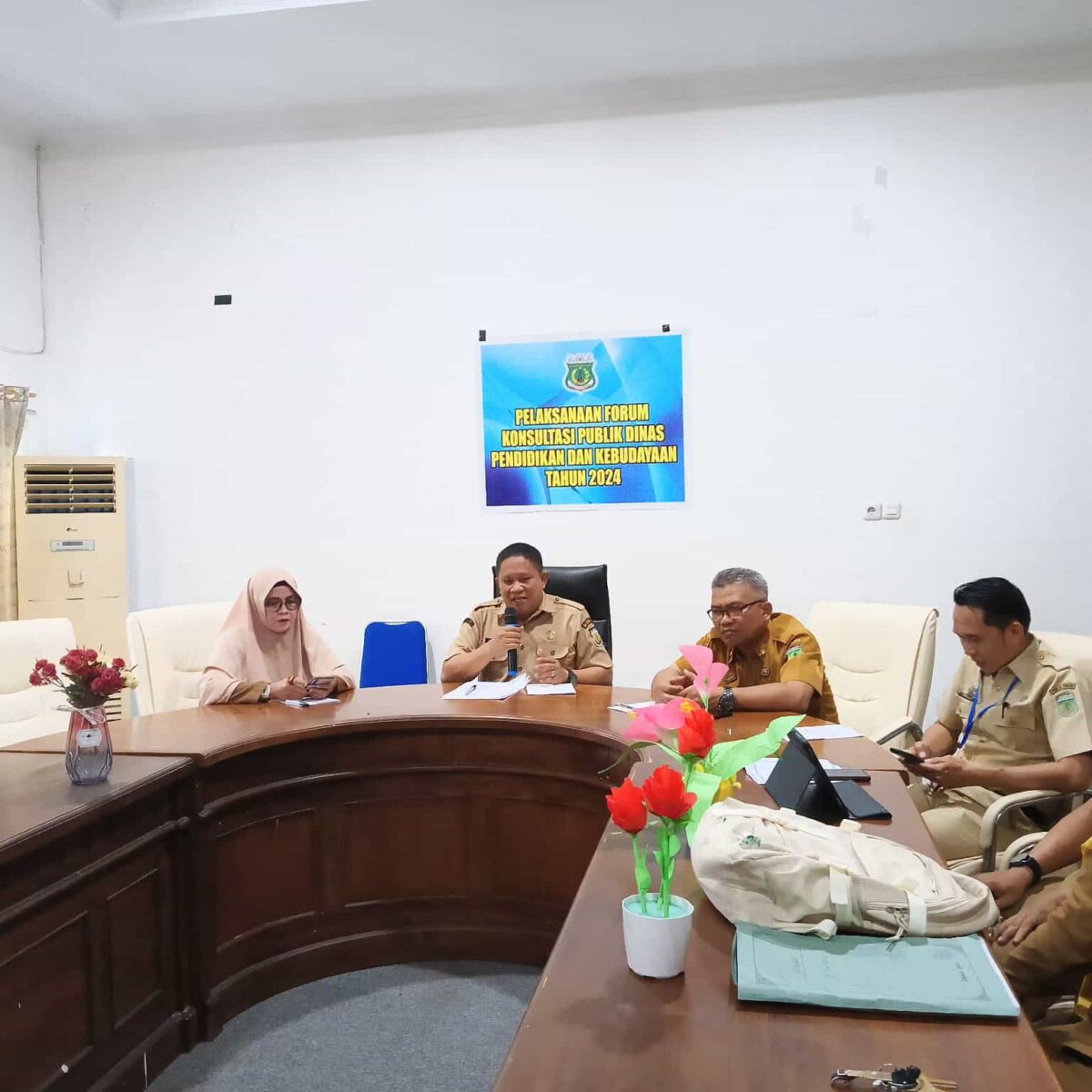 RAPAT -- Dinas Pendidikan dan Kebudayaan Kabupaten Pinrang menggelar rapat forum konsultasi publik di Ruang Rapat Lantai II Kantor Dinas Pendidikan dan Kebudayaan Kabupaten Pinrang, Senin (30/12
